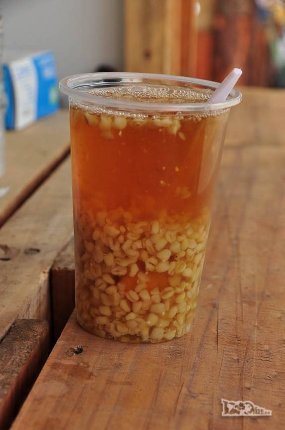 A famosa e refrescante bebida Mote con Huesillo, em Saltos de Laja, no sul do Chile